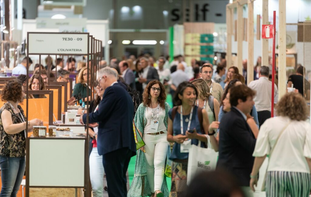 Durante dos días, el Organic Food & Eco Living Iberia 2023 que se celebrará en el Recinto Ferial de IFEMA MADRID se convertirá en un gran escaparate para marcas, empresas y productores de todo el mundo que exhibirán las últimas novedades en alimentación y bebidas ecológicas, sostenibilidad, salud y bienestar natural.
